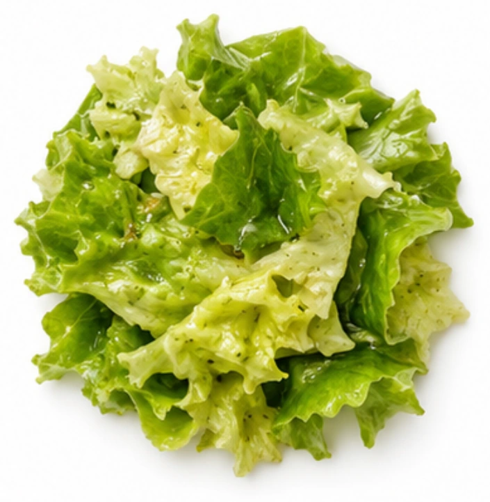 Blattsalat vor weißem Hintergrund.