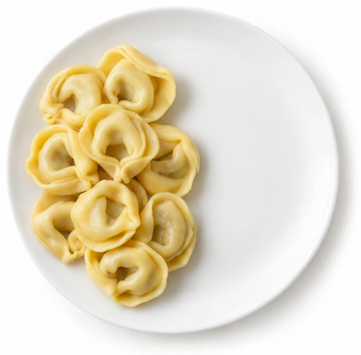 Tortellini vor weißem Hintergrund.