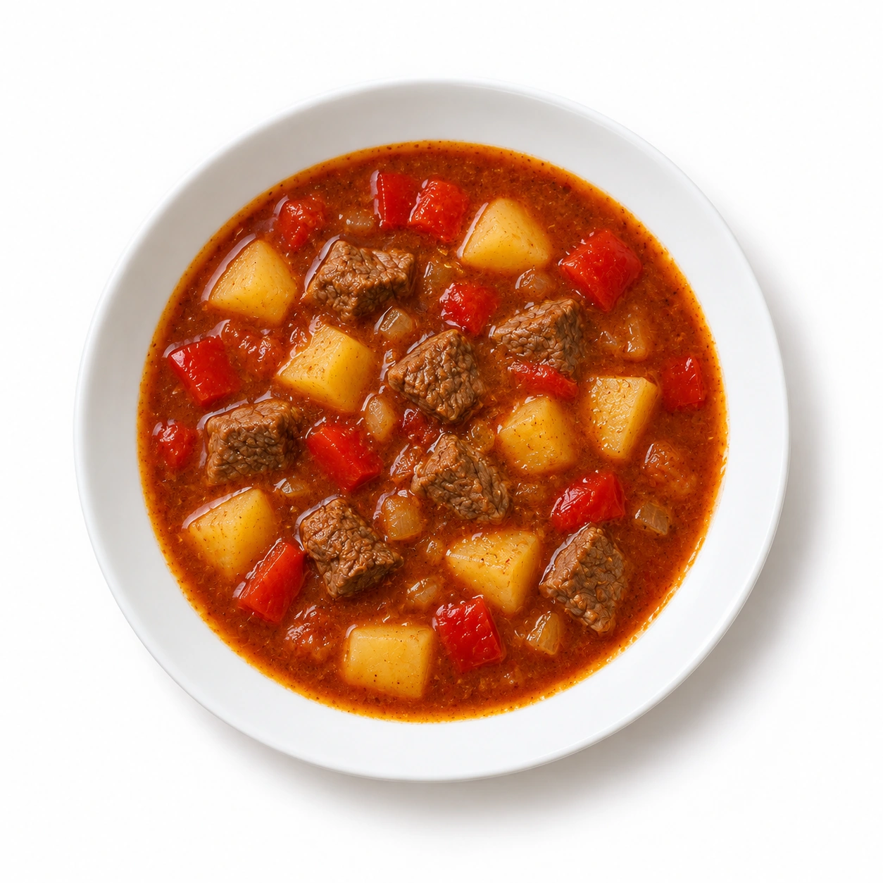 Gulaschsuppe vor weißem Hintergrund.