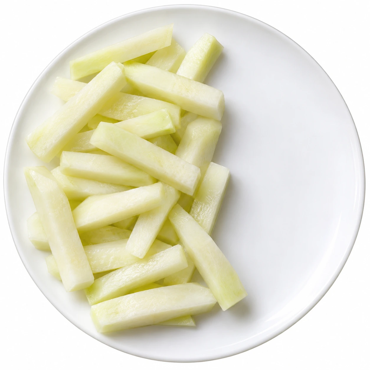 Kohlrabisticks auf Teller auf weißem Hintergrund.