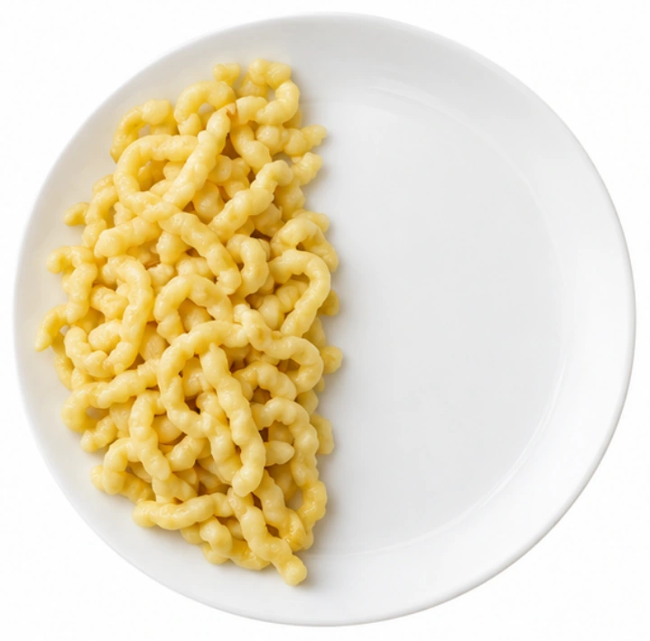 Spätzle vor weißem Hintergrund.
