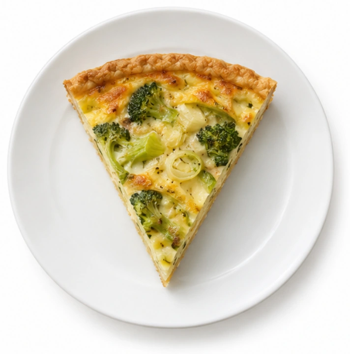 Quiche vor weißem Hintergrund.