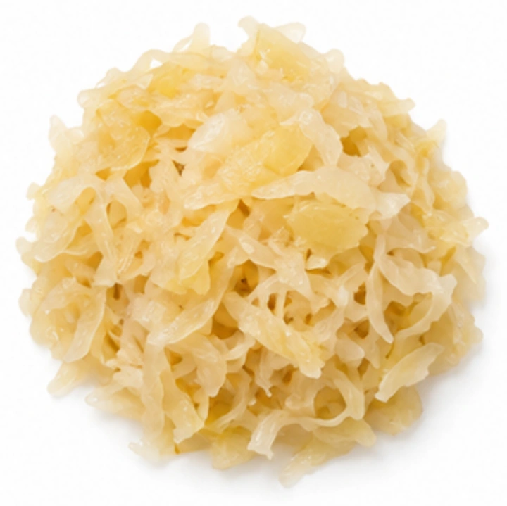 Sauerkraut vor weißem Hintergrund.