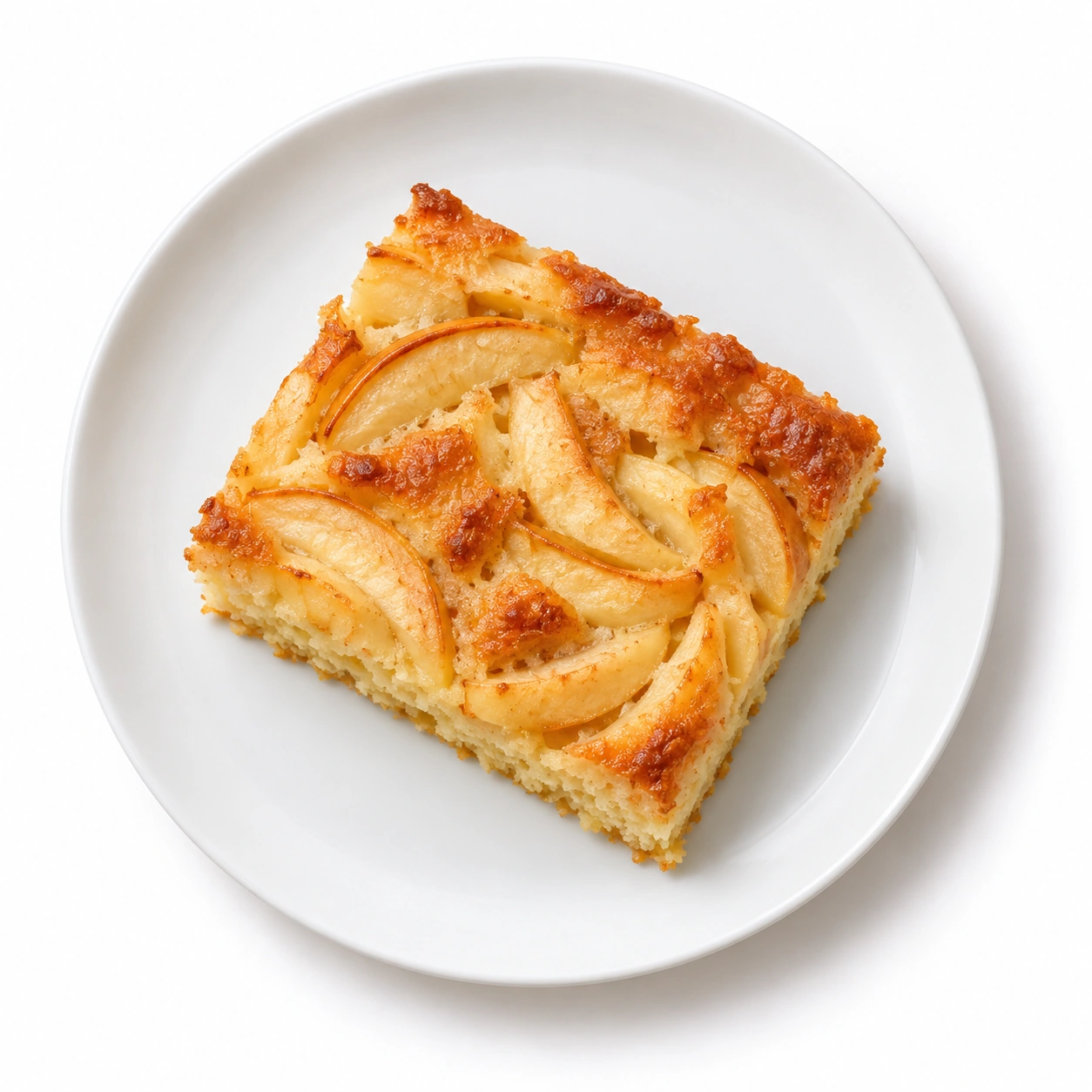 Apfelkuchen vor weißem Hintergrund.