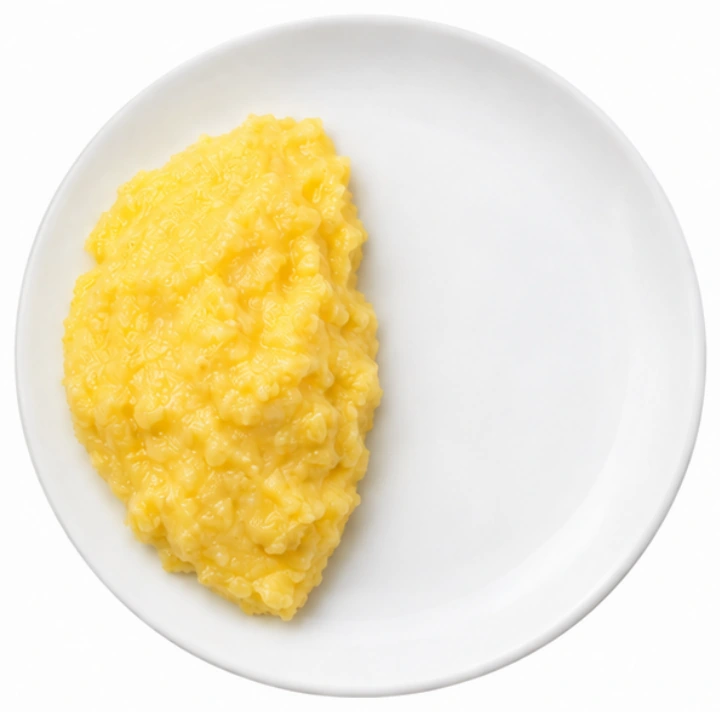 Polenta vor weißem Hintergrund.