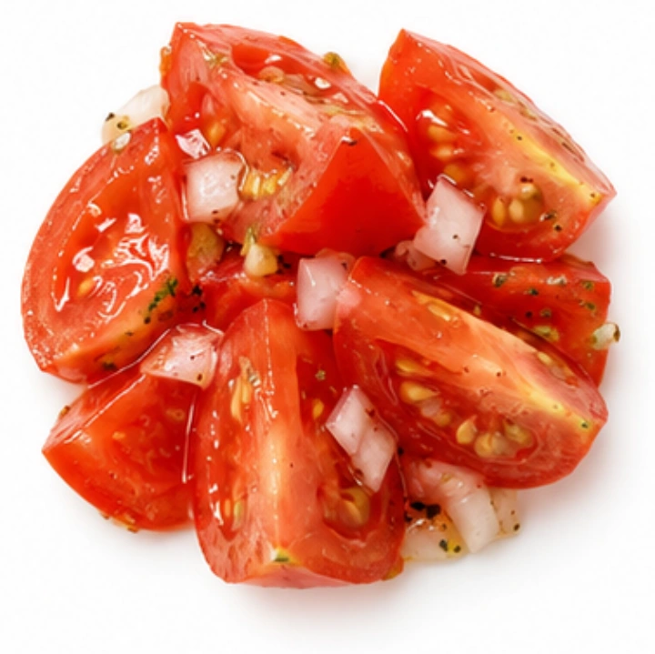 Tomatensalat vor weißem Hintergrund.