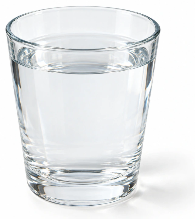 Wasser vor weißem Hintergrund.