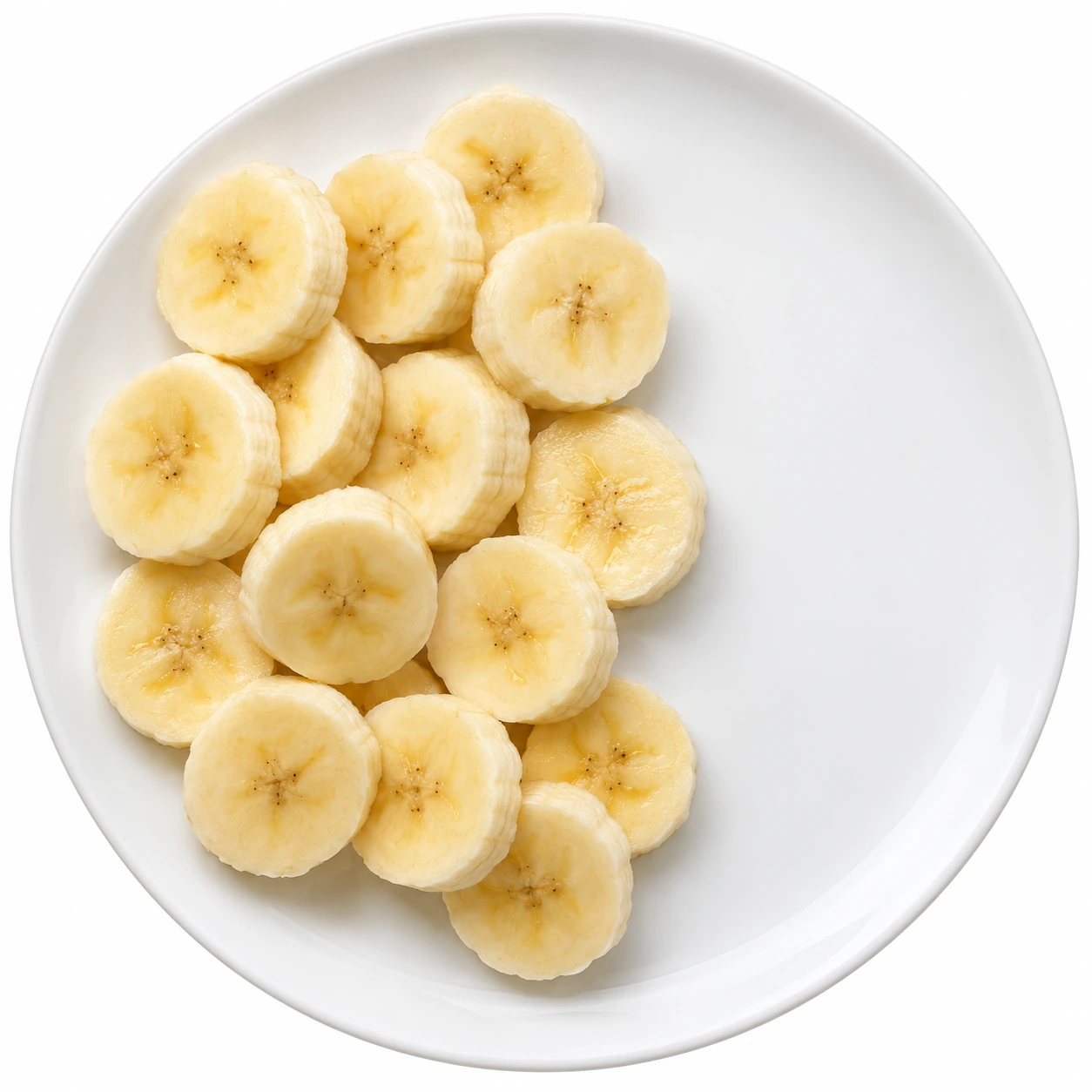 Bananenscheiben auf Teller auf weißem Hintergrund.