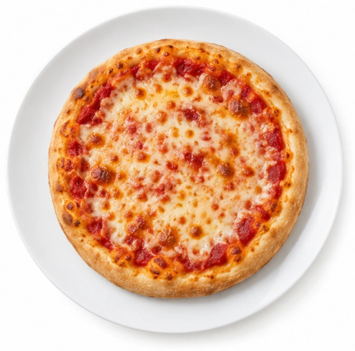 Pizza vor weißem Hintergrund.