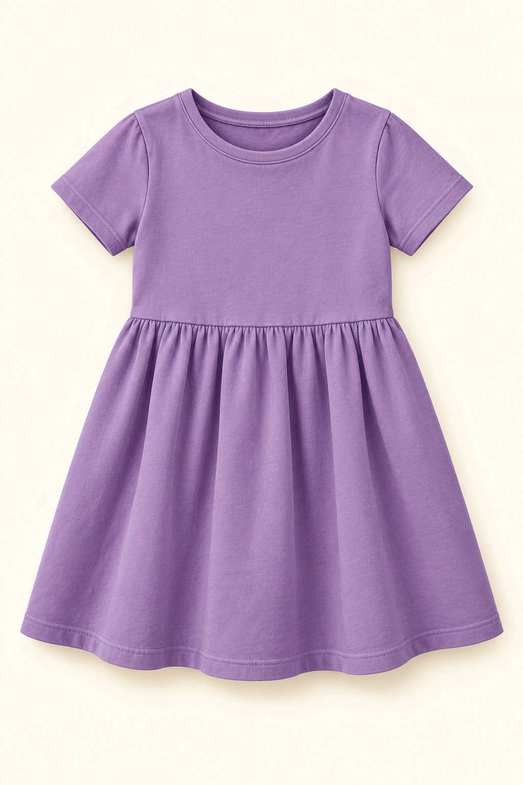 Ein schlichtes violettes Kinderkleid mit kurzen Ärmeln und ausgestelltem Rock liegt vollständig sichtbar vor hellem Hintergrund.