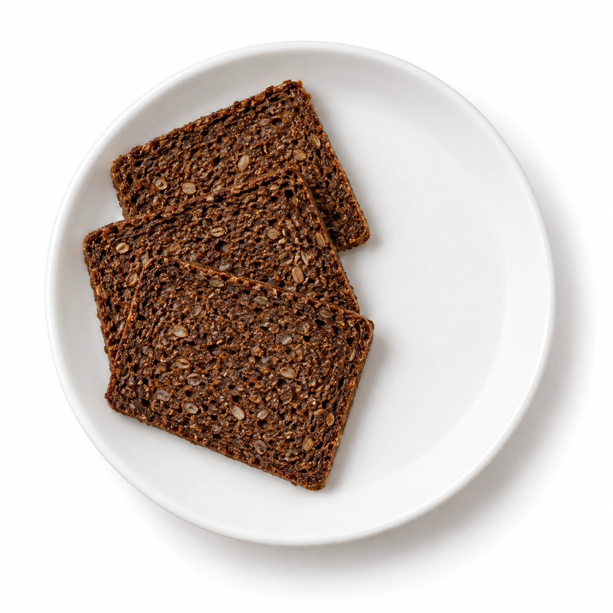 Pumpernickel auf einem weißen Teller.