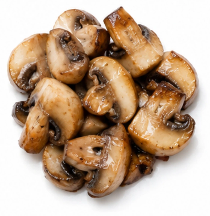 Champignons vor weißem Hintergrund.
