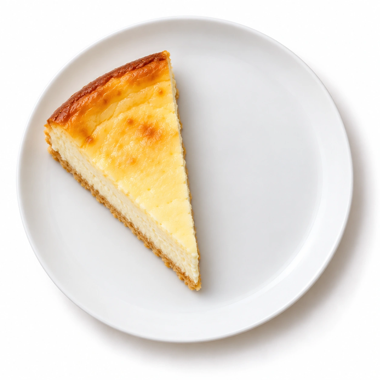 Käsekuchen auf einem weißen Teller.