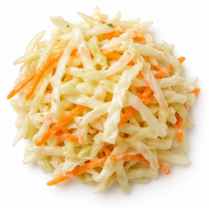 Krautsalat vor weißem Hintergrund.
