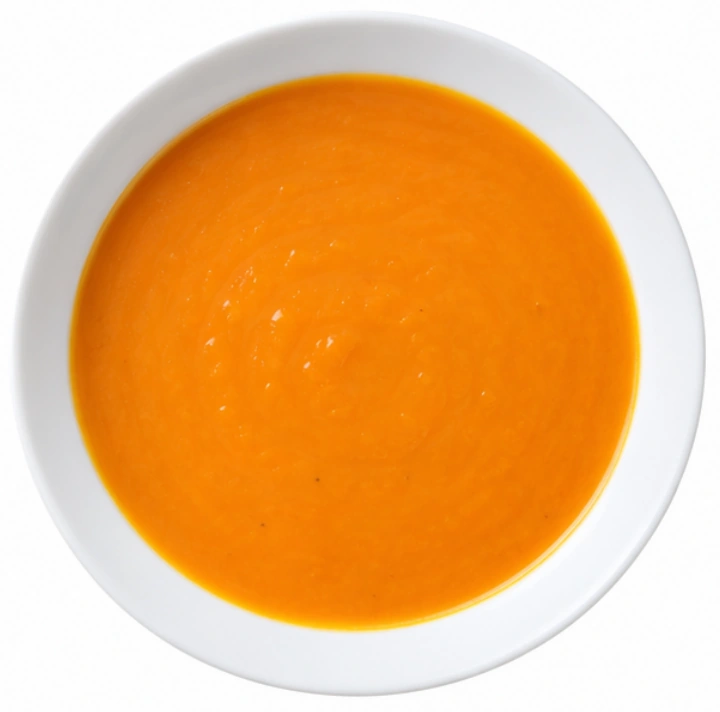 Möhrensuppe vor weißem Hintergrund.