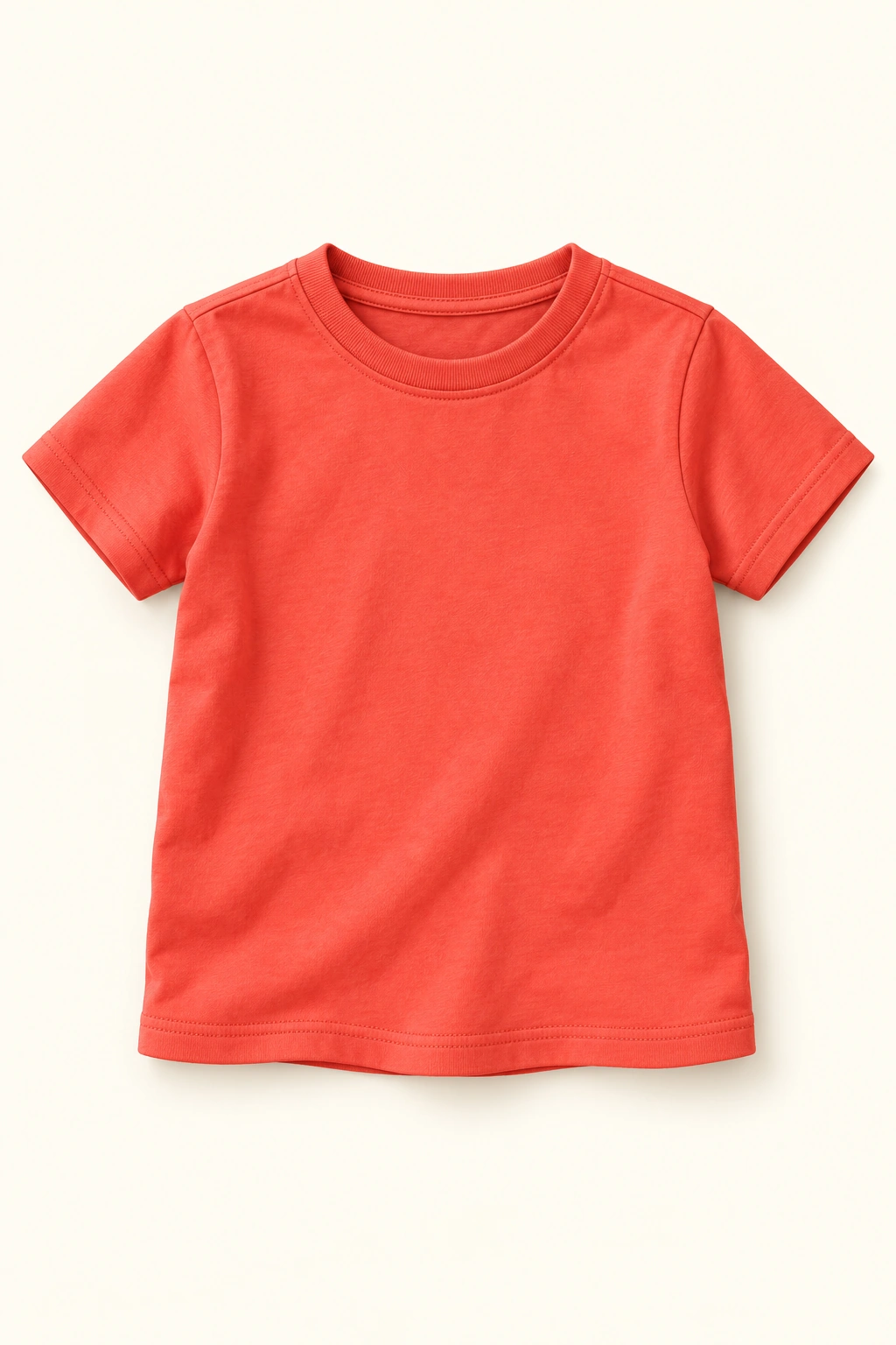 Ein korallrotes kurzärmeliges Kinder-T-Shirt liegt vollständig sichtbar vor hellem Hintergrund.