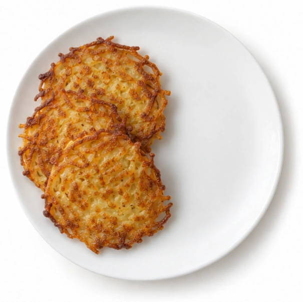 Kartoffelpuffer vor weißem Hintergrund.