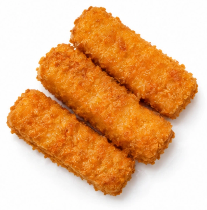 Fischstäbchen vor weißem Hintergrund.