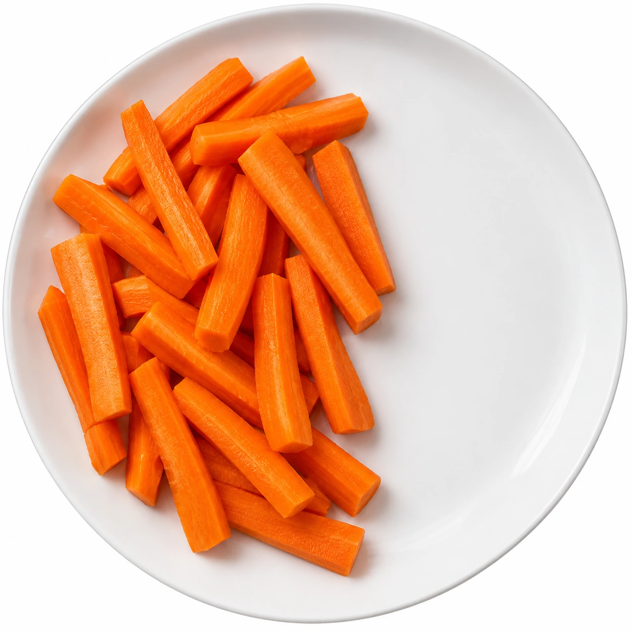 Möhrensticks auf Teller auf weißem Hintergrund.