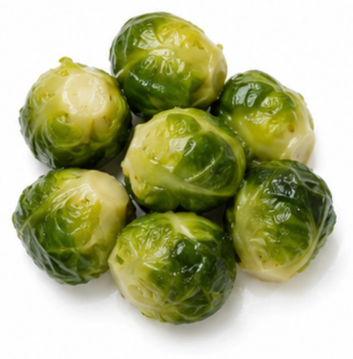 Rosenkohl vor weißem Hintergrund.