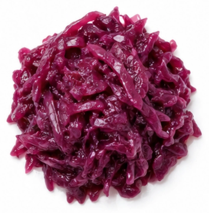Rotkohl vor weißem Hintergrund.