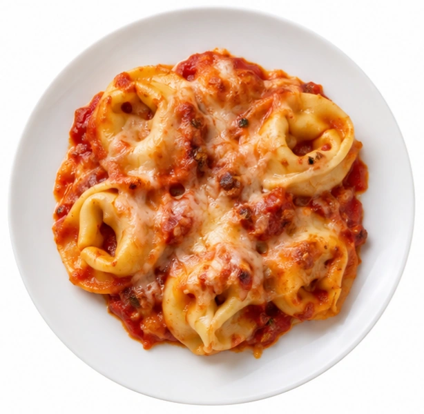 Tortelliniauflauf vor weißem Hintergrund.