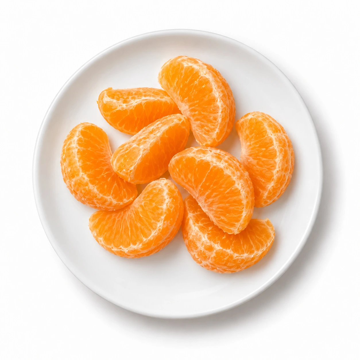 Mandarinen auf dem Teller vor weißem Hintergrund.