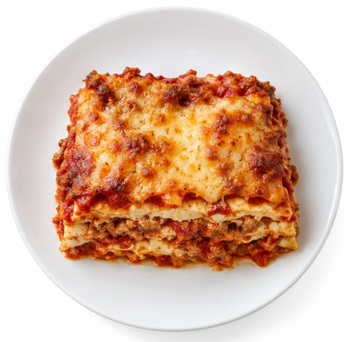 Lasagne vor weißem Hintergrund.