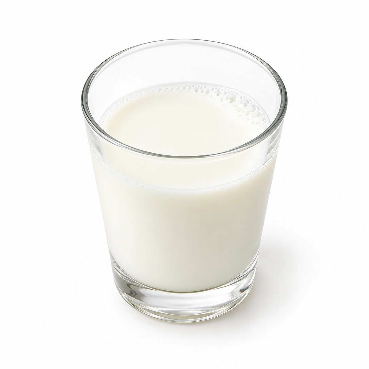 Milch in einem klaren Glas.