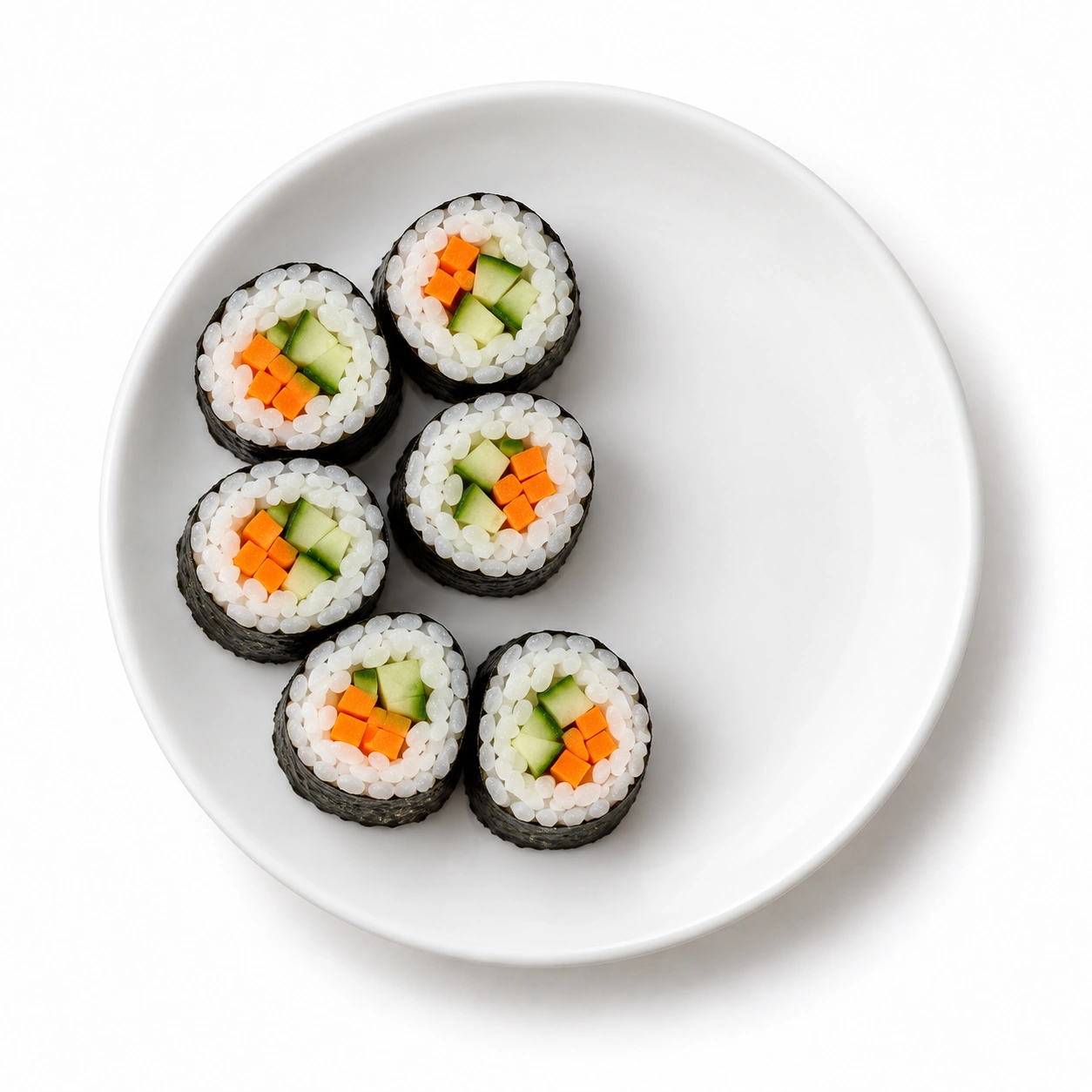 Gemüse-Sushi auf einem weißen Teller.