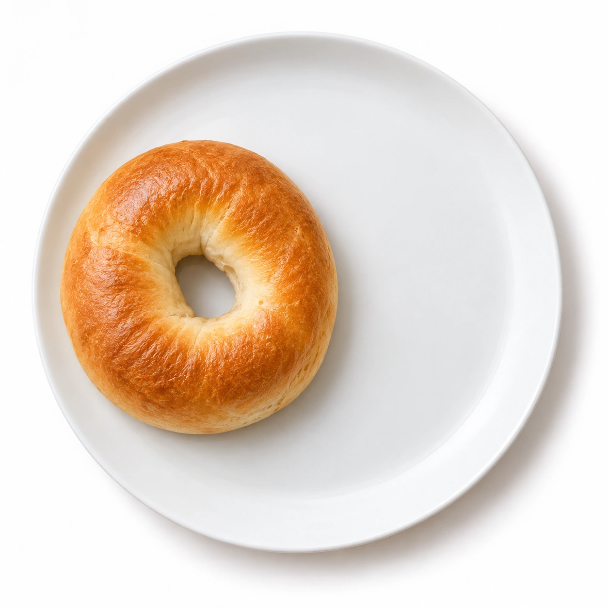 Bagel auf einem weißen Teller.