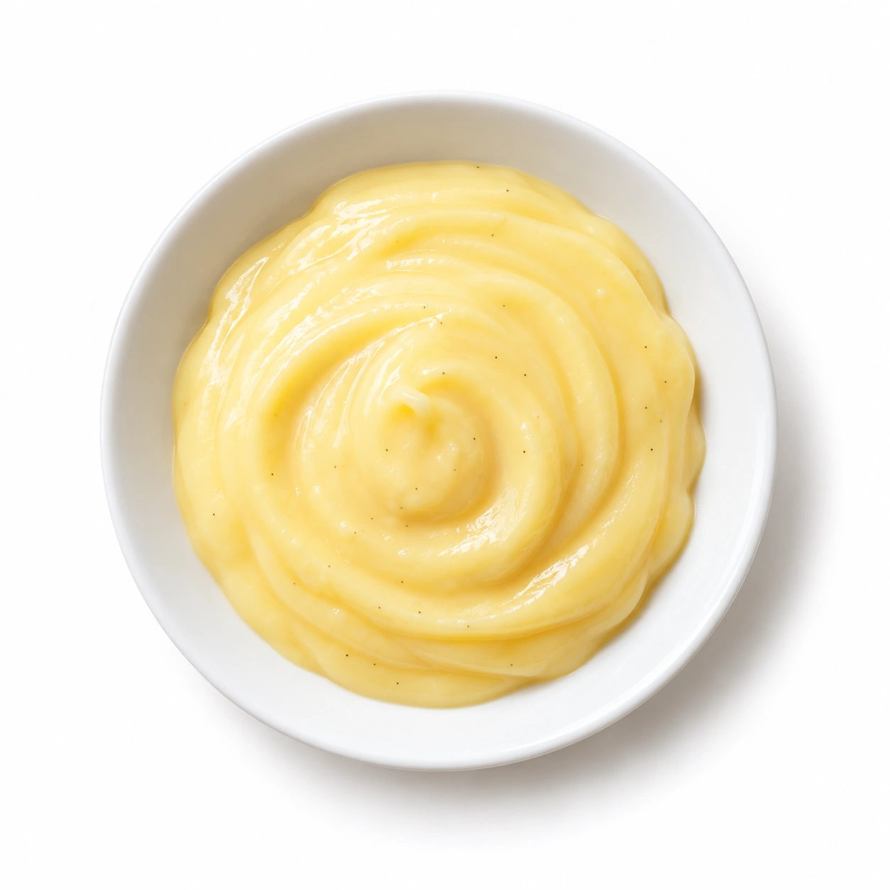 Vanillepudding vor weißem Hintergrund.