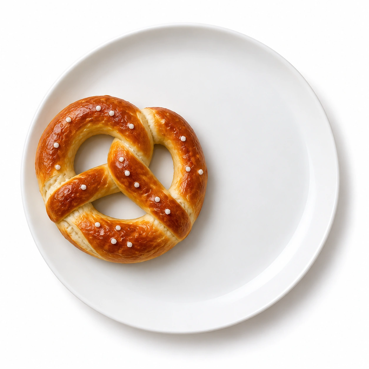 Brezel vor weißem Hintergrund.