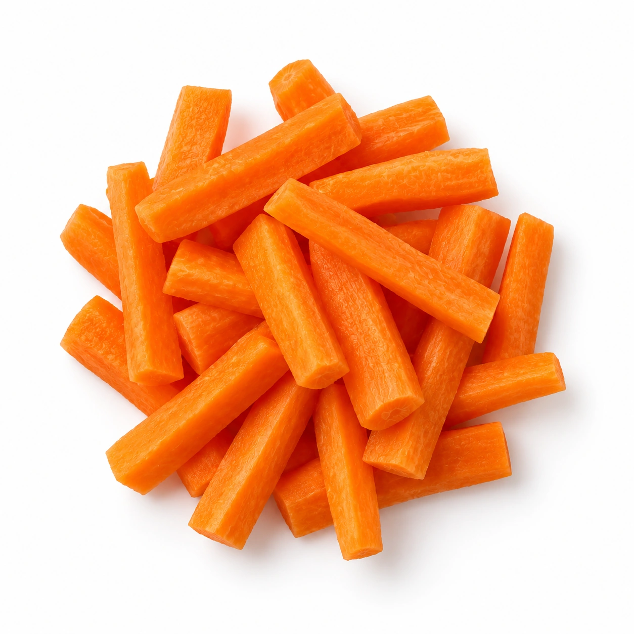 Möhrensticks vor weißem Hintergrund.