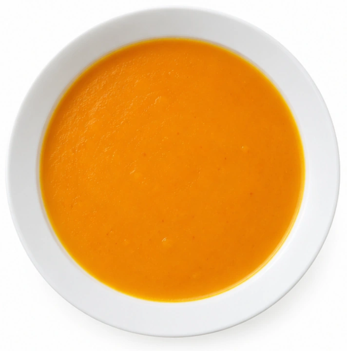 Kürbissuppe vor weißem Hintergrund.