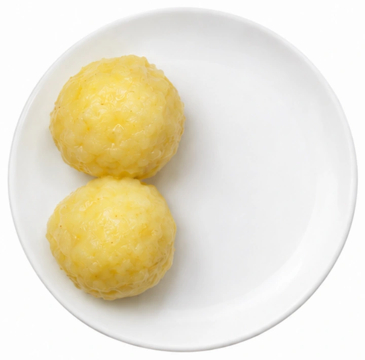 Knödel vor weißem Hintergrund.