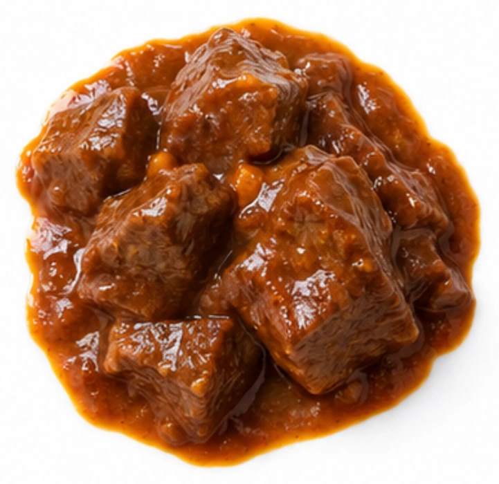 Gulasch vor weißem Hintergrund.