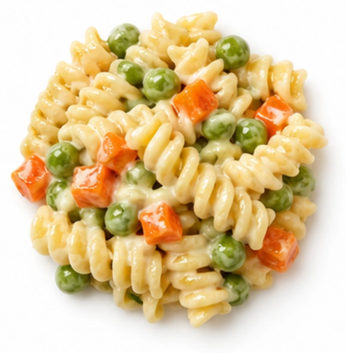 Nudelsalat vor weißem Hintergrund.