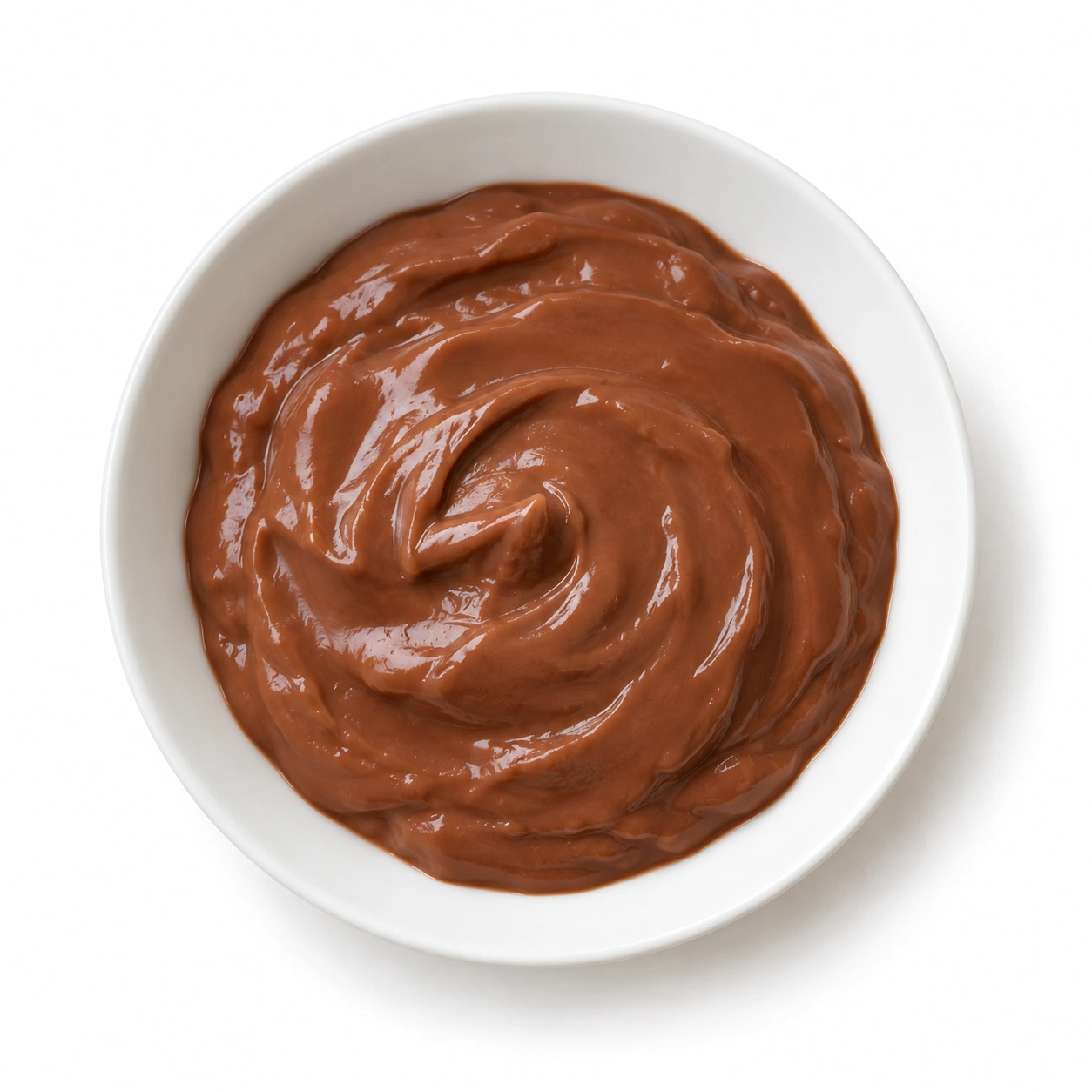 Schokoladenpudding vor weißem Hintergrund.