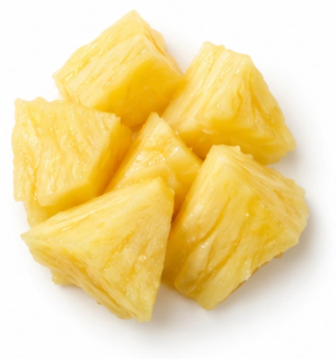 Ananas vor weißem Hintergrund.