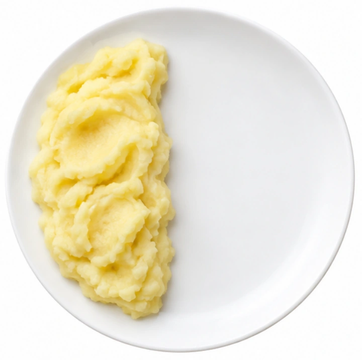 Kartoffelpüree vor weißem Hintergrund.