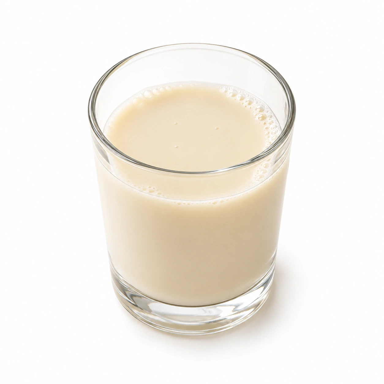 Haferdrink in einem klaren Glas.