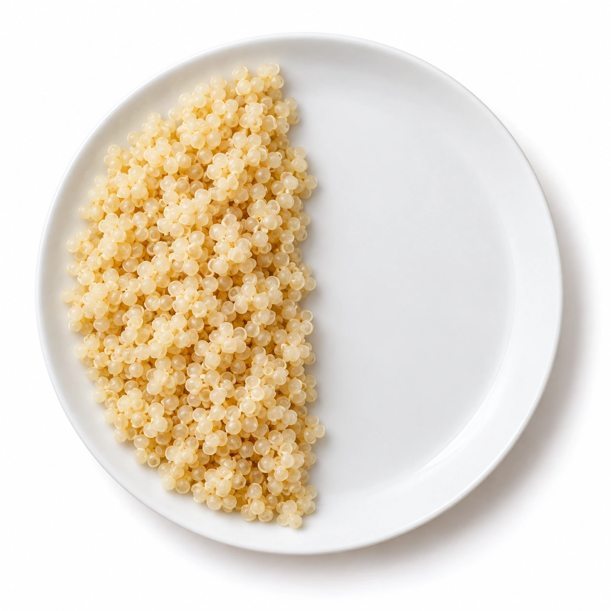 Quinoa vor weißem Hintergrund.