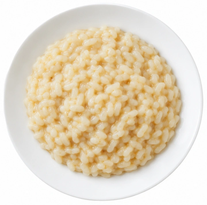 Risotto vor weißem Hintergrund.