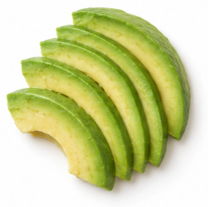 Avocado vor weißem Hintergrund.