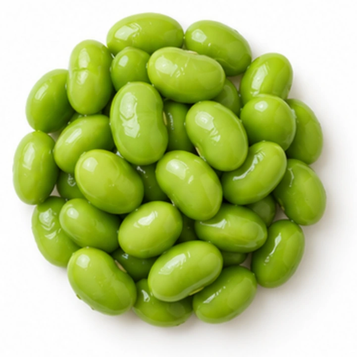 Edamame vor weißem Hintergrund.