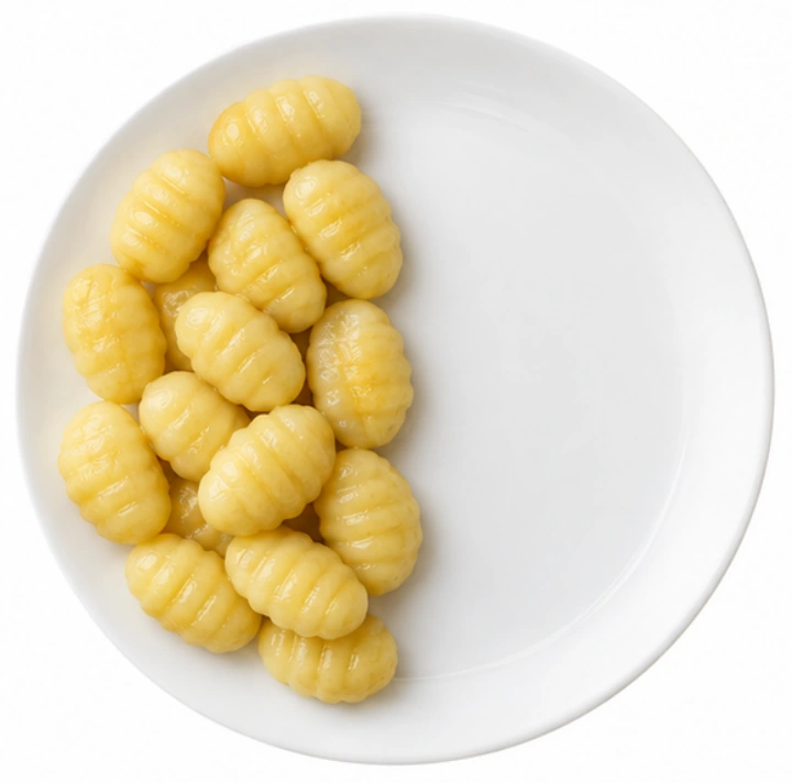 Gnocchi vor weißem Hintergrund.