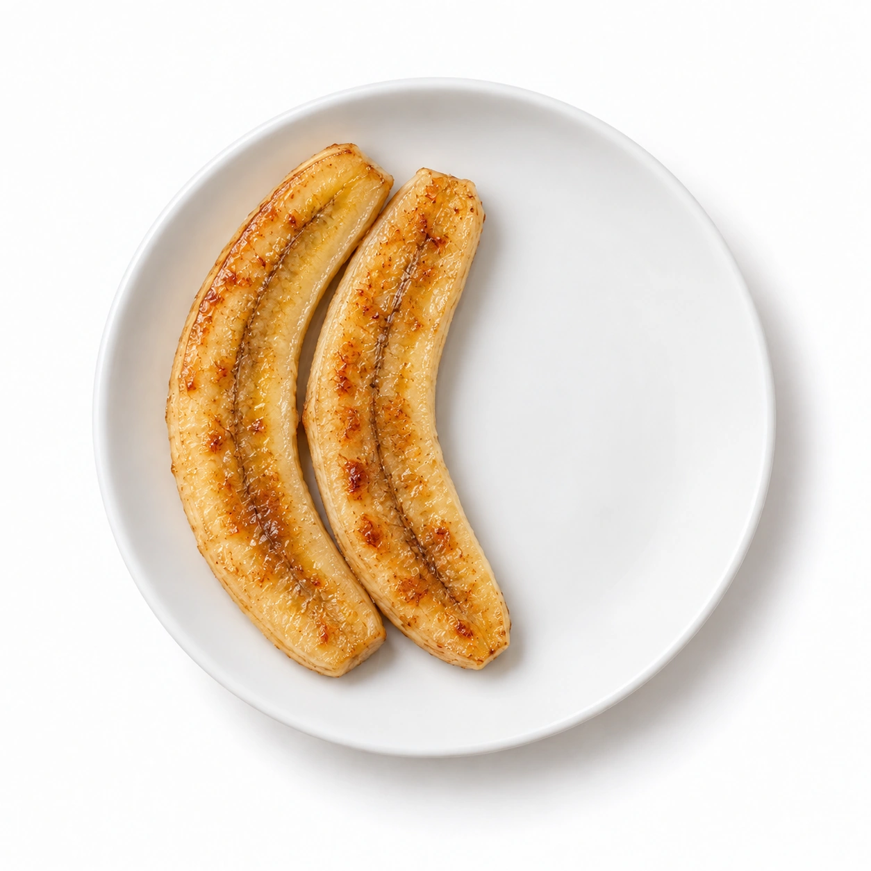 Gebackene Banane auf einem weißen Teller.