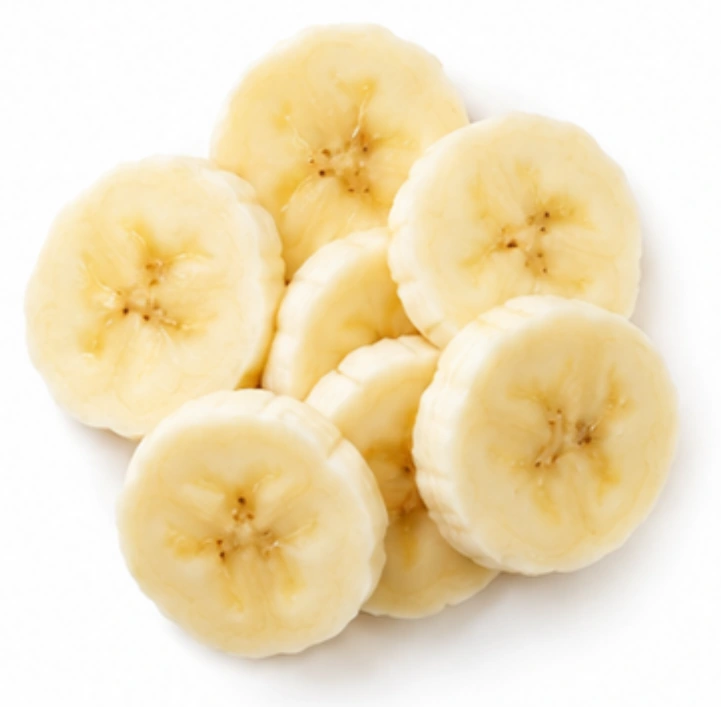 Bananenscheiben vor weißem Hintergrund.