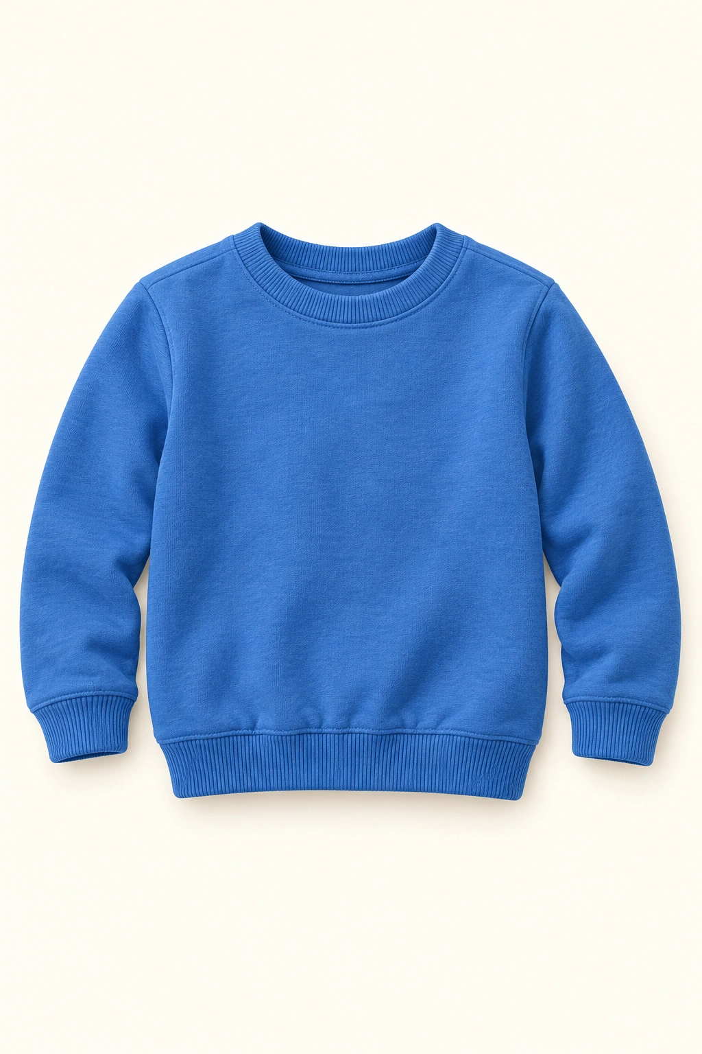 Ein blauer langärmeliger Kinder-Pullover mit Rundhals liegt vollständig sichtbar vor hellem Hintergrund.